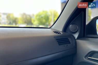 Седан Opel Astra 2013 в 