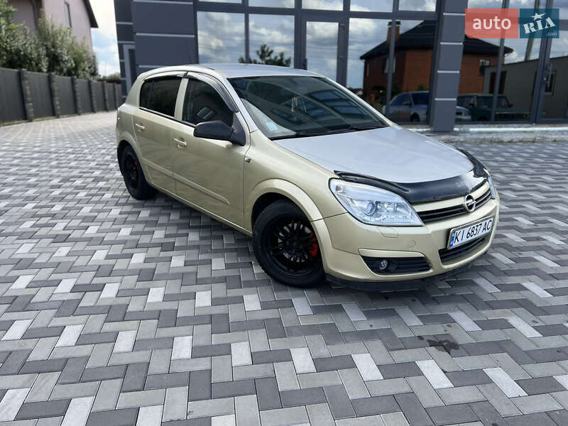 Хэтчбек Opel Astra 2005 в 