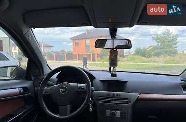 Хэтчбек Opel Astra 2005 в 