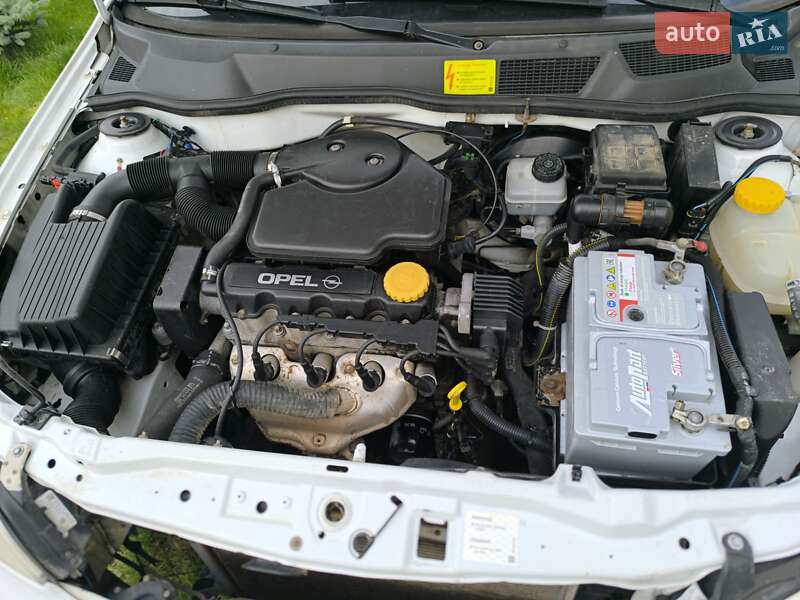 Седан Opel Astra 2000 в Львове