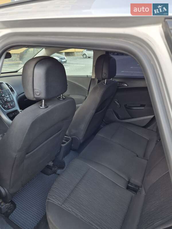 Універсал Opel Astra 2012 в Луцьку