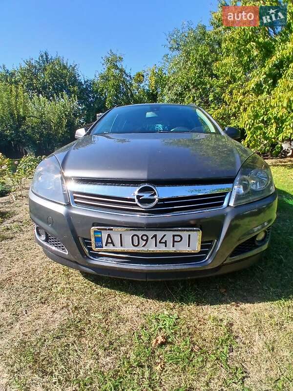 Универсал Opel Astra 2010 в Обухове