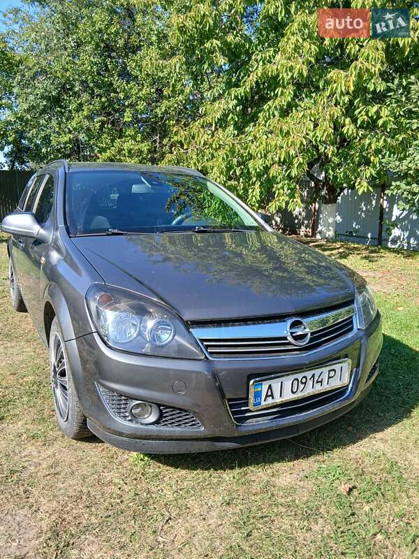 Универсал Opel Astra 2010 в Обухове