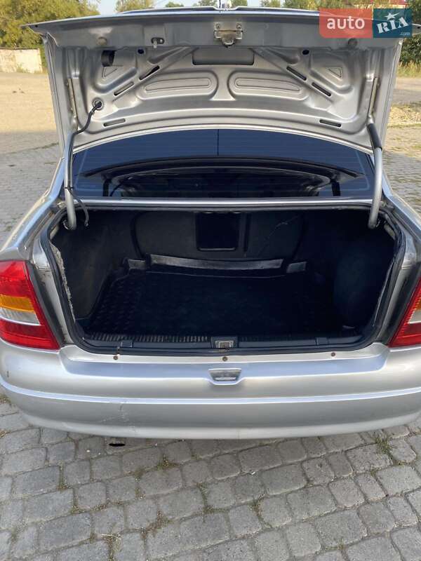 Седан Opel Astra 2000 в Надворной