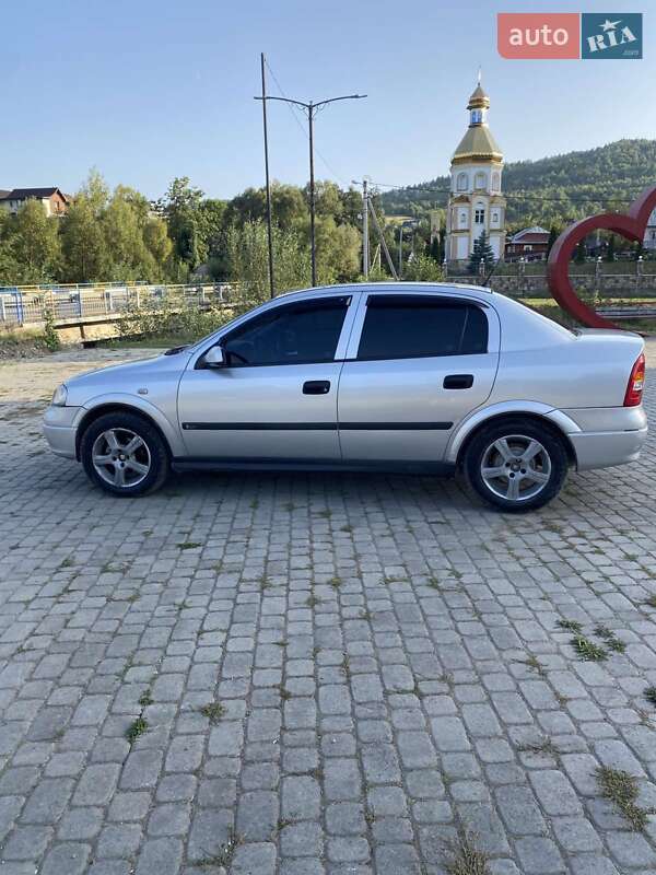 Седан Opel Astra 2000 в Надворной