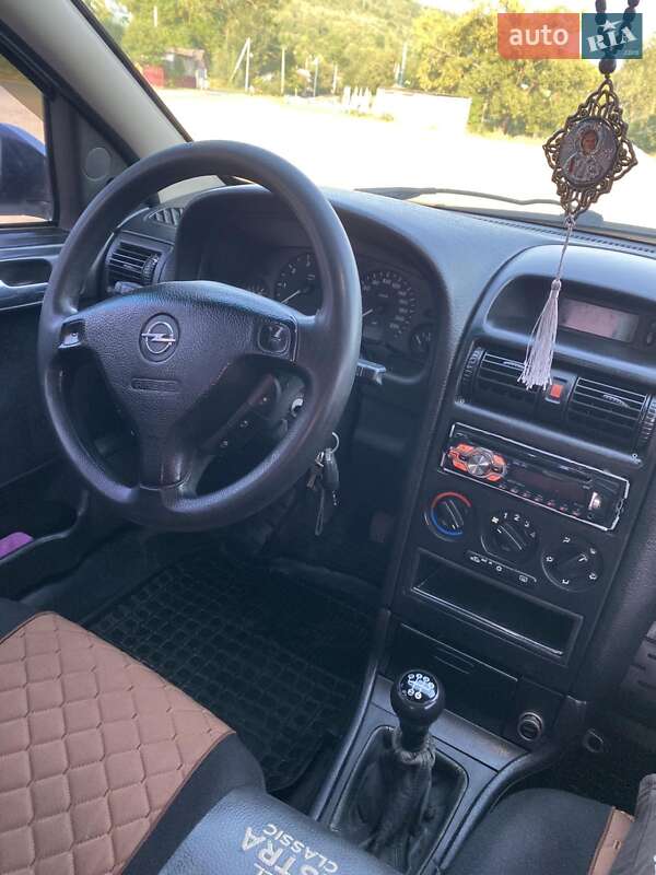 Седан Opel Astra 2000 в Надворной