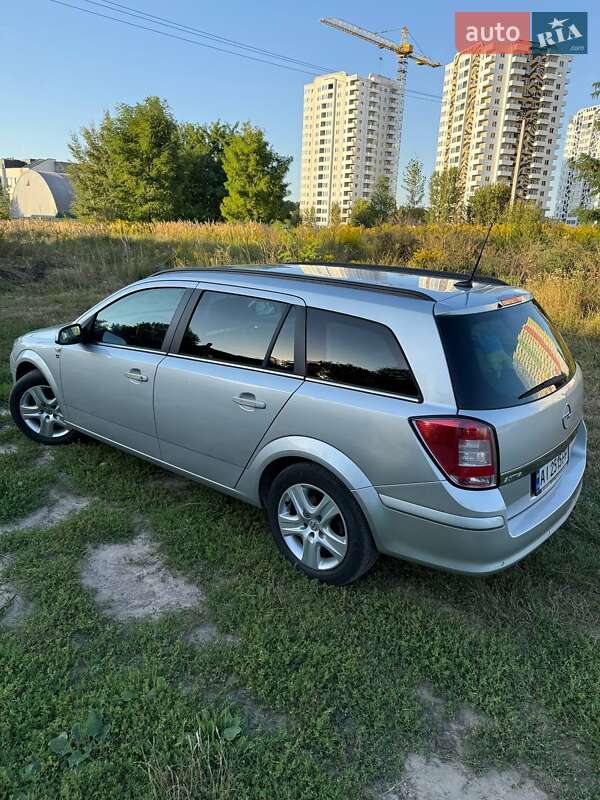 Универсал Opel Astra 2010 в Киеве