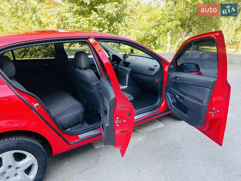 Хэтчбек Opel Astra 2012 в Киеве