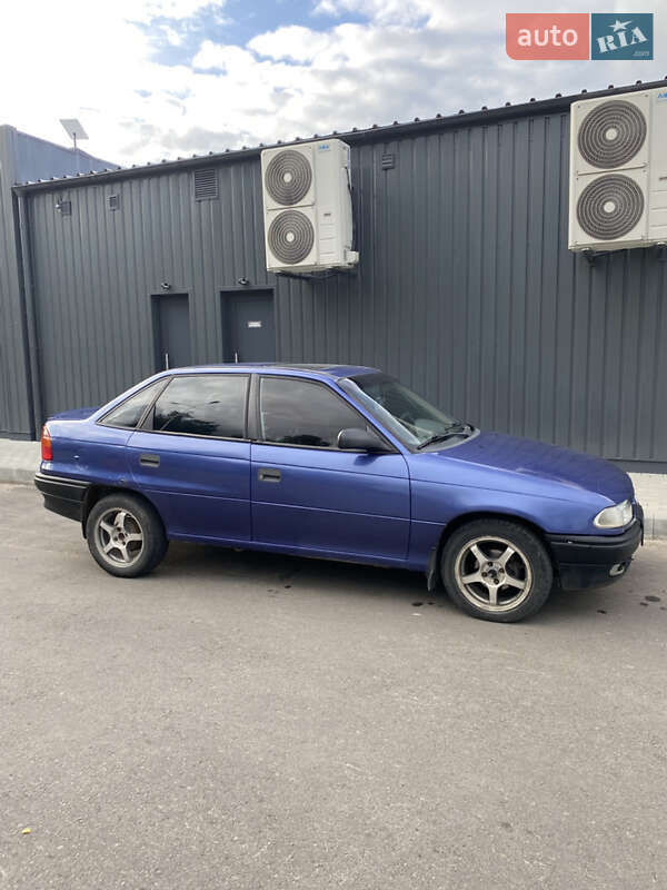 Седан Opel Astra 1992 в Жидачове