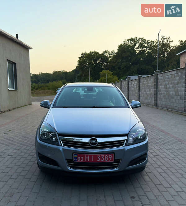 Універсал Opel Astra 2010 в Луцьку