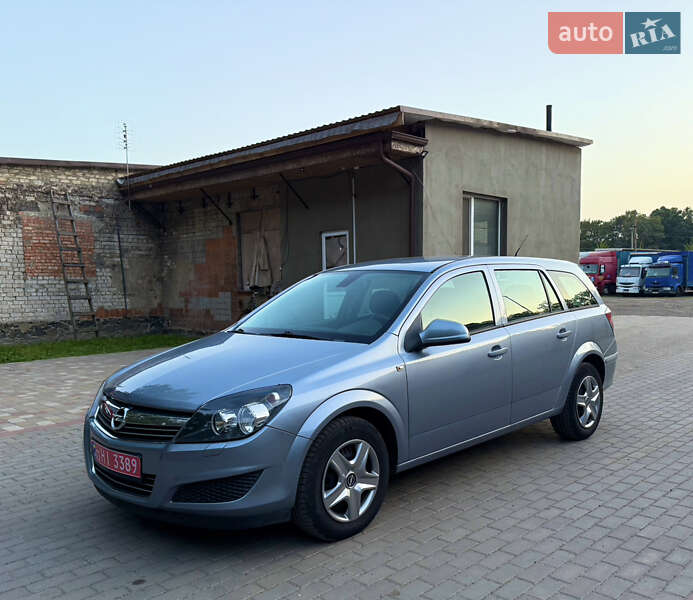 Універсал Opel Astra 2010 в Луцьку