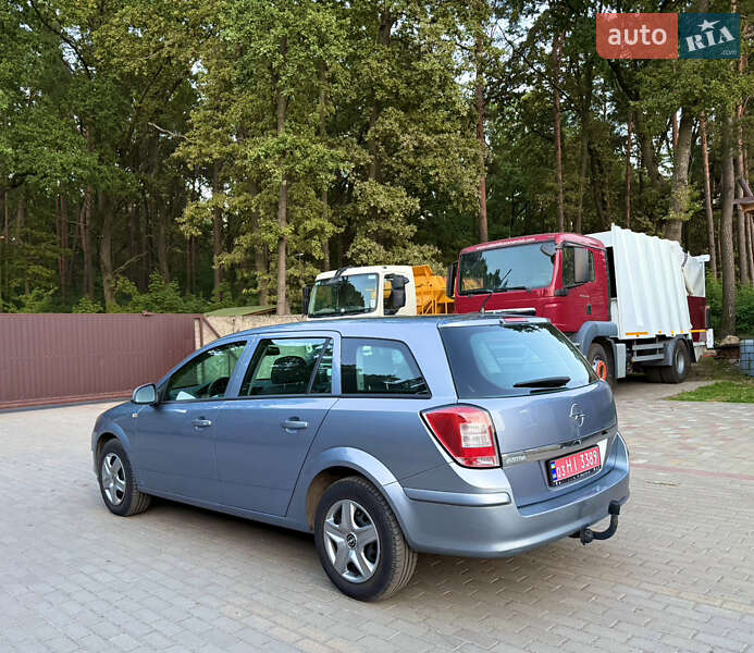 Універсал Opel Astra 2010 в Луцьку