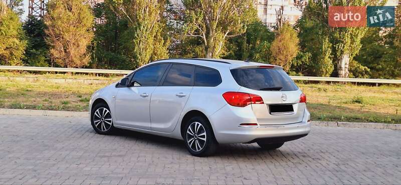 Универсал Opel Astra 2014 в Днепре