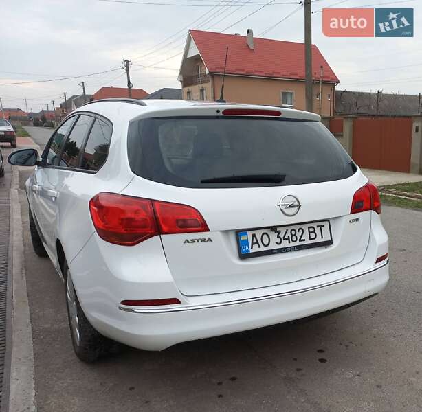 Универсал Opel Astra 2014 в Ужгороде