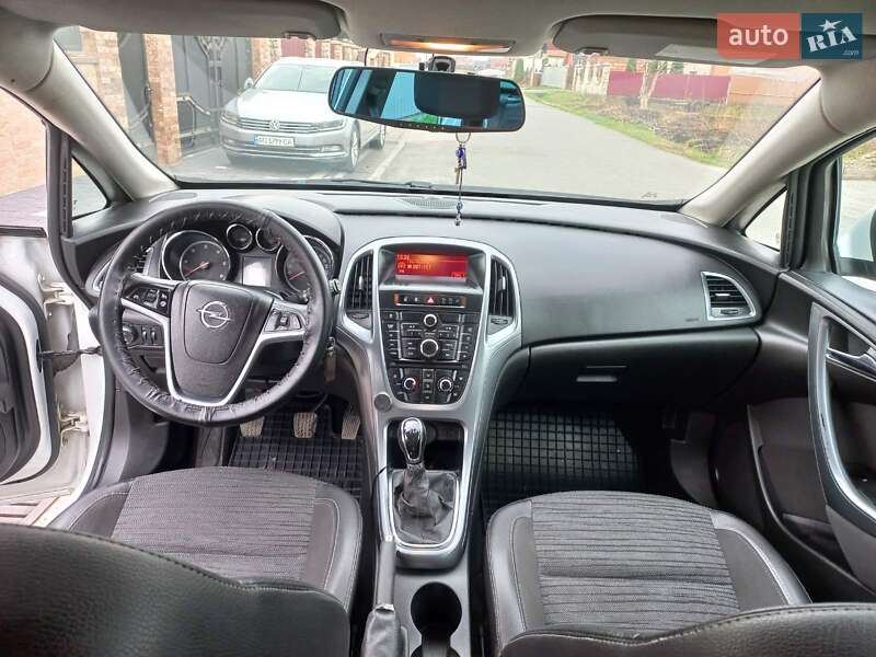 Универсал Opel Astra 2014 в Ужгороде