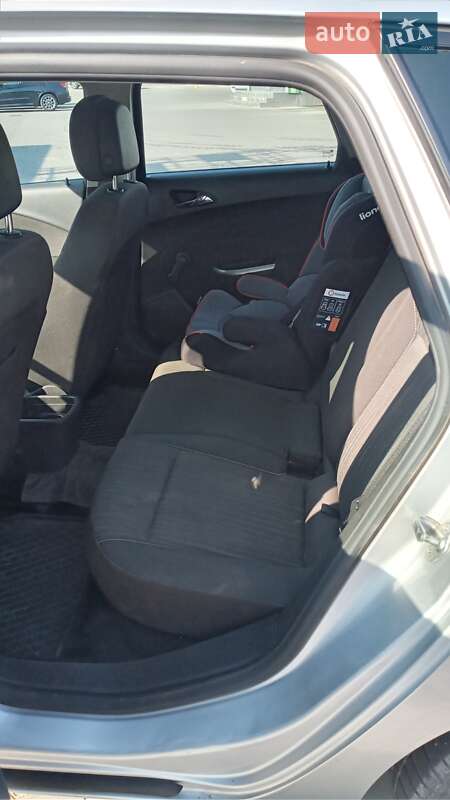 Универсал Opel Astra 2011 в Нововолынске