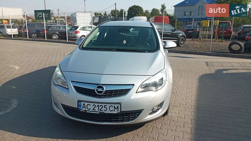 Универсал Opel Astra 2011 в Нововолынске