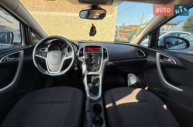 Хэтчбек Opel Astra 2011 в 