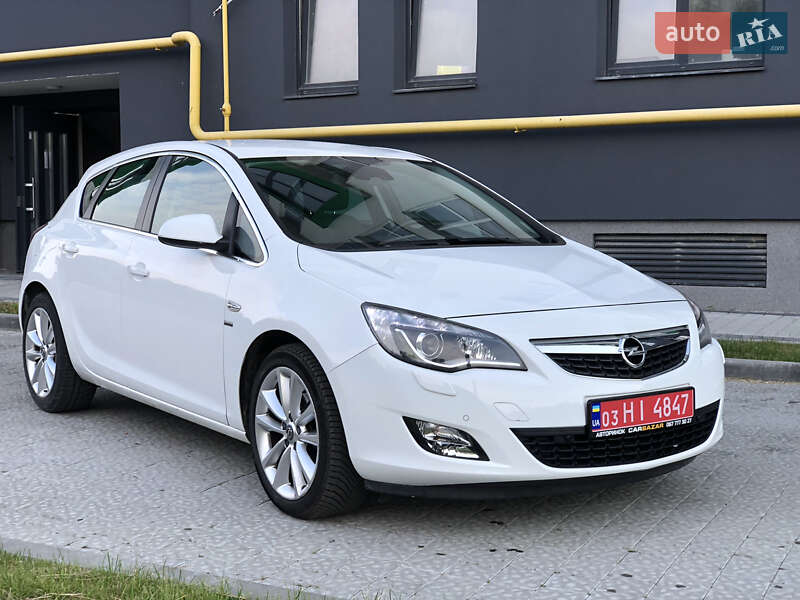 Хэтчбек Opel Astra 2011 в 
