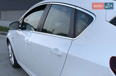 Хэтчбек Opel Astra 2011 в 