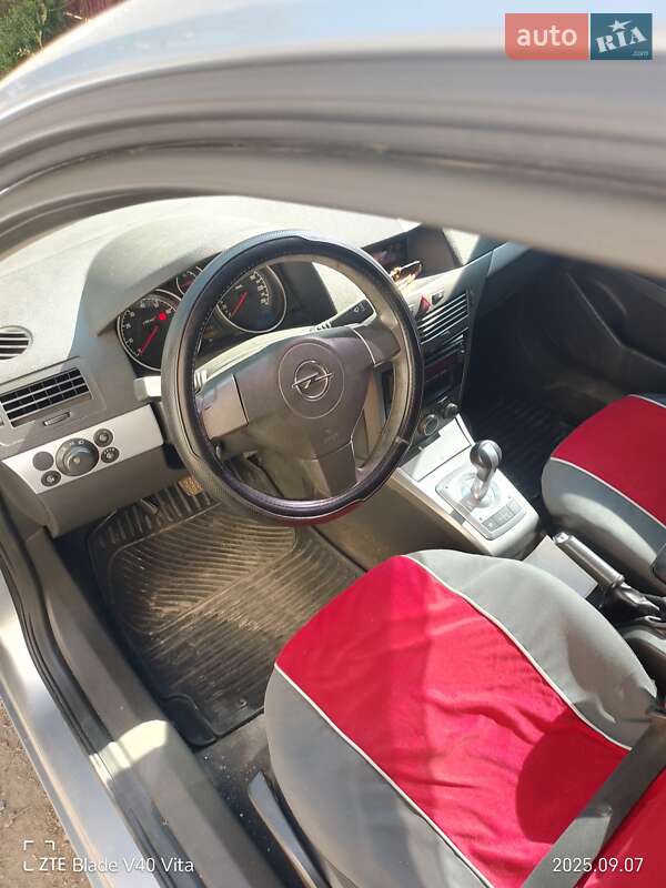 Хэтчбек Opel Astra 2006 в Буштыне