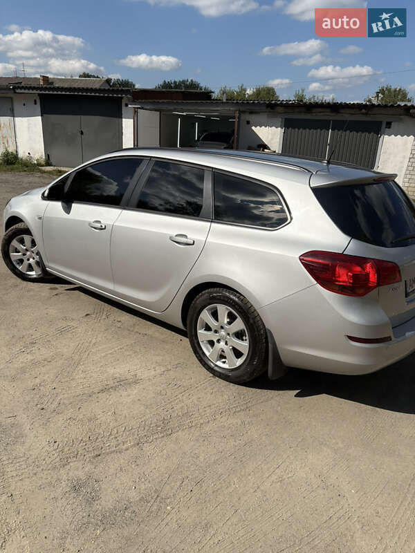 Универсал Opel Astra 2012 в Малине