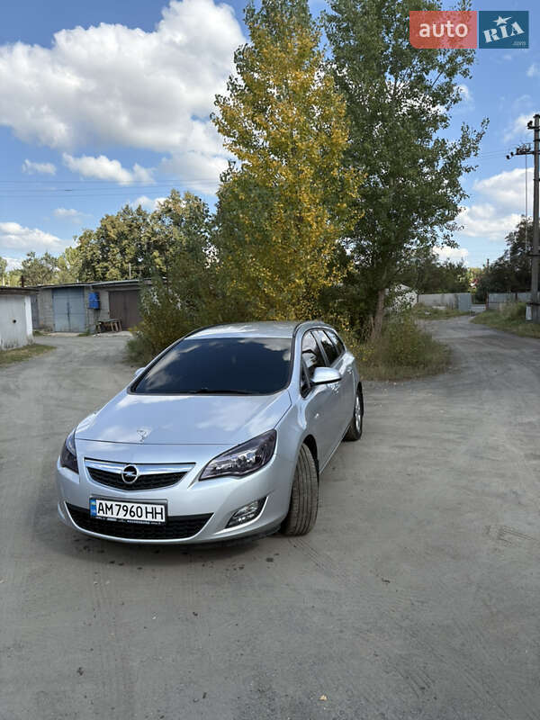 Универсал Opel Astra 2012 в Малине