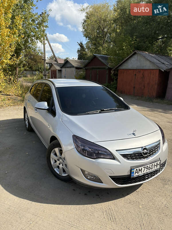 Универсал Opel Astra 2012 в Малине