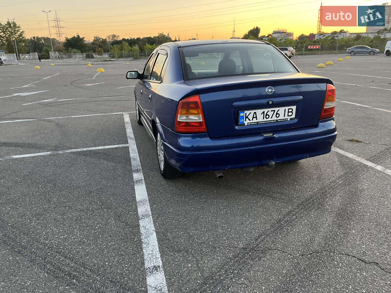 Седан Opel Astra 2006 в Киеве