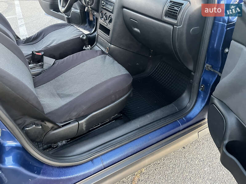 Седан Opel Astra 2006 в Киеве