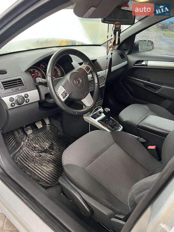Універсал Opel Astra 2009 в Острозі