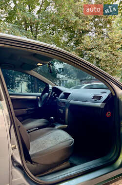 Хэтчбек Opel Astra 2005 в 
