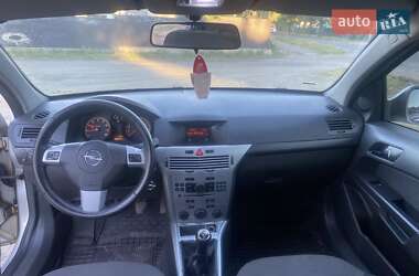 Хэтчбек Opel Astra 2012 в 