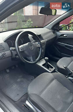 Хэтчбек Opel Astra 2005 в 