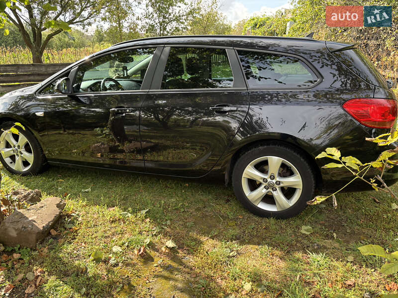 Универсал Opel Astra 2011 в Луцке