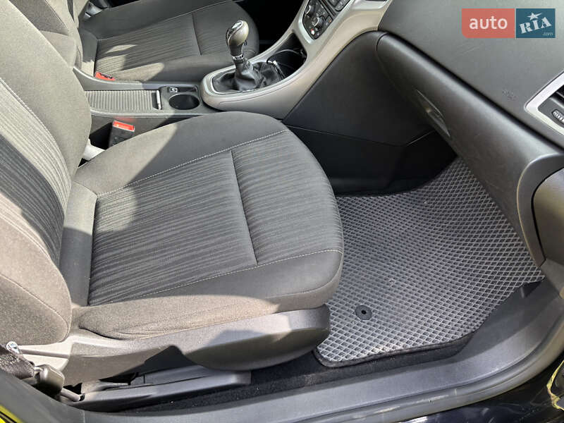 Универсал Opel Astra 2011 в Луцке