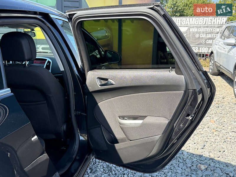 Универсал Opel Astra 2012 в Стрые