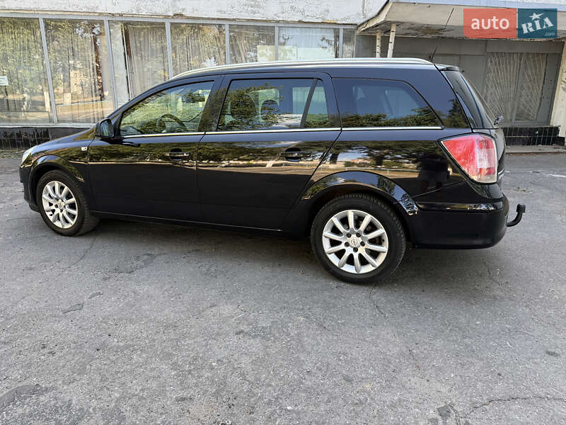 Универсал Opel Astra 2008 в Полтаве