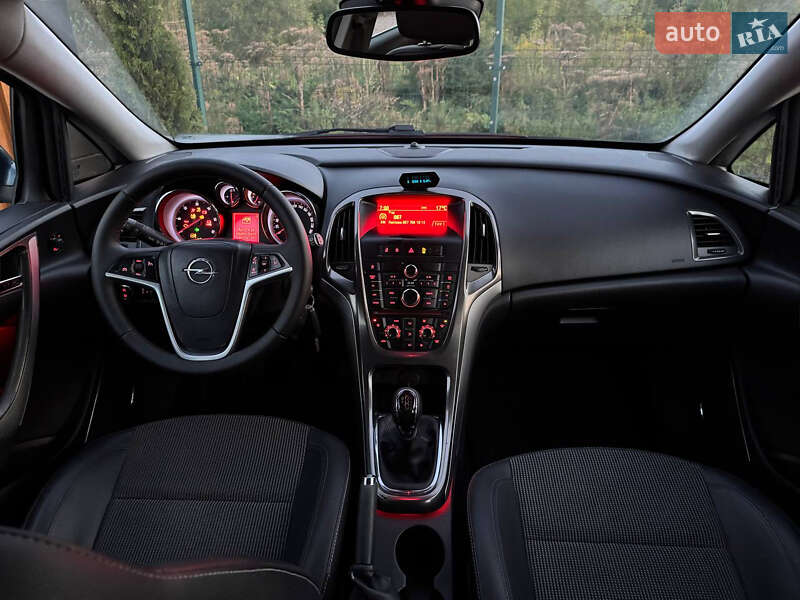 Универсал Opel Astra 2013 в Дрогобыче