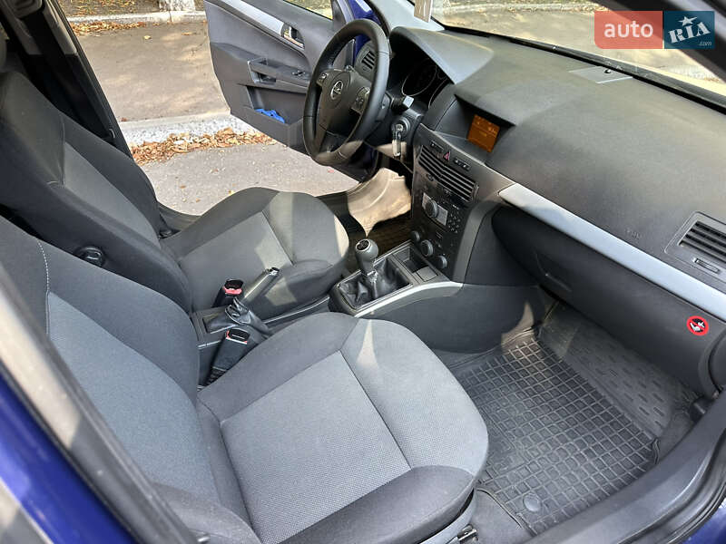 Хэтчбек Opel Astra 2006 в Ромнах