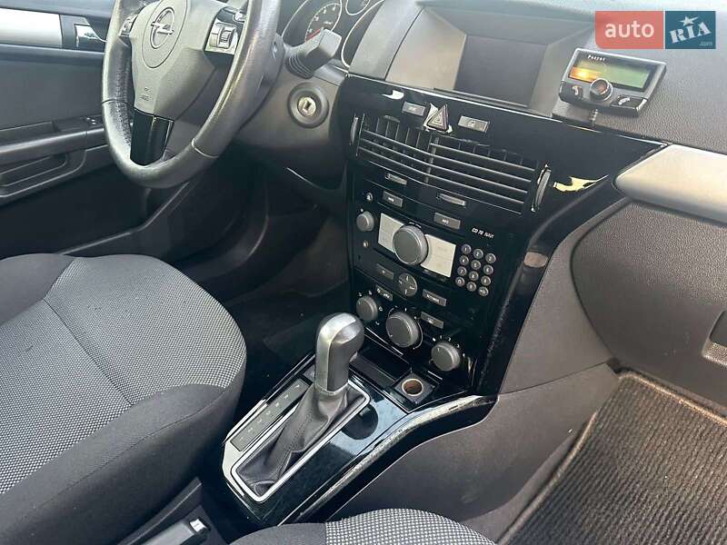 Універсал Opel Astra 2010 в Луцьку