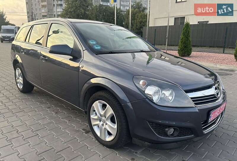 Універсал Opel Astra 2010 в Луцьку