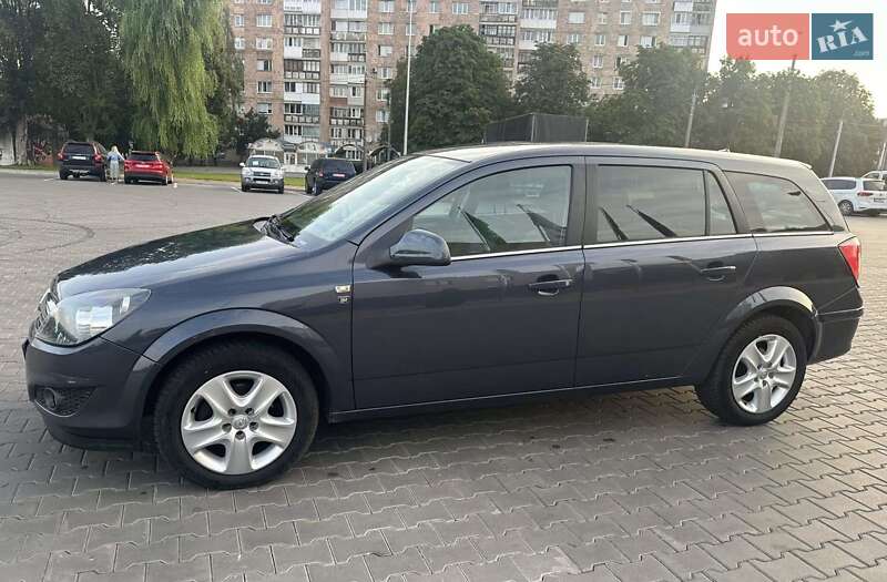 Універсал Opel Astra 2010 в Луцьку