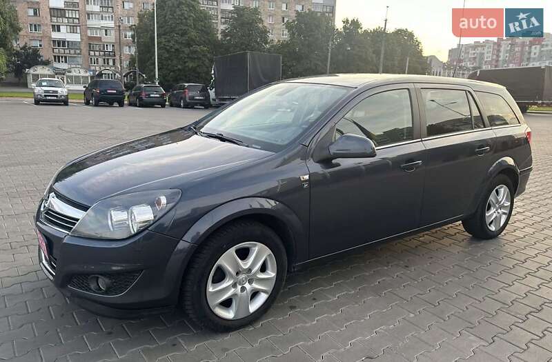 Універсал Opel Astra 2010 в Луцьку