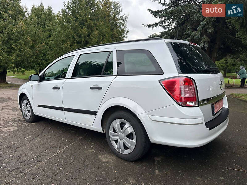 Универсал Opel Astra 2008 в Ровно