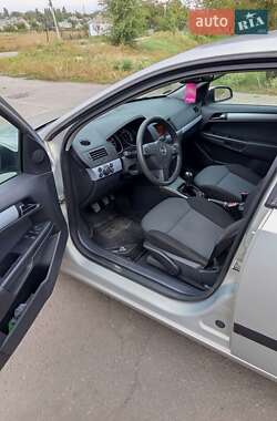 Хэтчбек Opel Astra 2004 в 