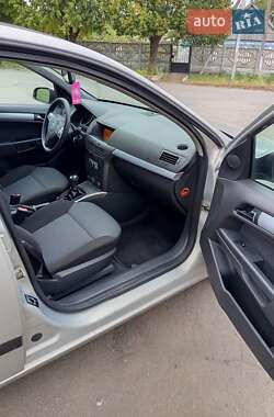 Хэтчбек Opel Astra 2004 в 