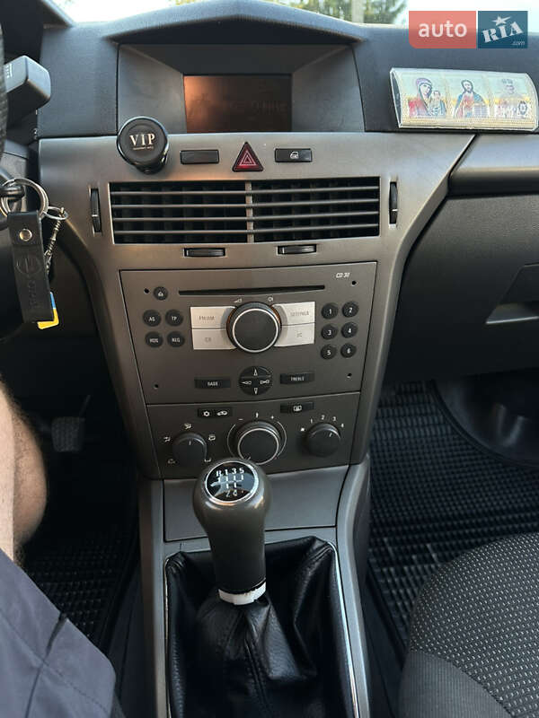 Универсал Opel Astra 2005 в Костополе