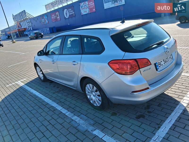 Універсал Opel Astra 2013 в Нововолинську
