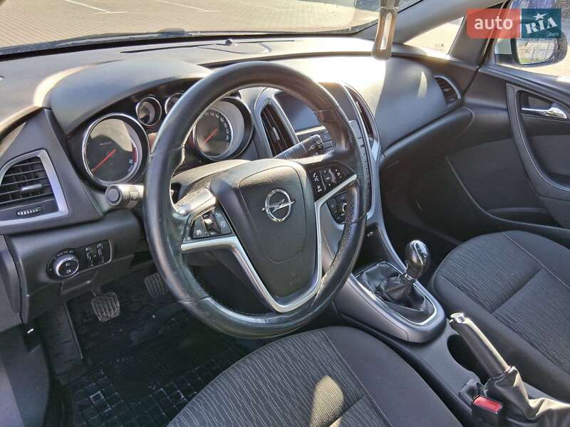 Універсал Opel Astra 2013 в Нововолинську
